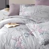 Lenjerie de pat bumbac 100% satin, model Wisteria, design flori de cireș lila pe fundal gri, set 6 piese, cearceaf și fețe de pernă uni lila, ambalată în cutie cadou elegantă