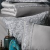 Lenjerie de pat Florence Ash din bumbac egiptean Silk Satin 400 TC, gri, cu aplicații decorative elegante.