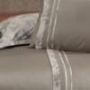 Lenjerie de pat Florence Rock din bumbac egiptean Silk Satin 400 TC, taupe, cu aplicații decorative vegetale.