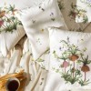 Lenjerie de pat TAC Reborn Gaia pentru o persoană cu design floral, eco-friendly, într-un dormitor luminos și natural