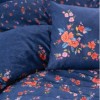 Lenjerie de pat din bumbac 100% ranforce, model Emery Dark Blue, motive florale bogate în nuanțe de albastru, roșu și roz