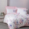 Lenjerie de pat dublu bumbac 100% ranforce Cottonbox Jayda, design floral în nuanțe de roz, alb, violet și gri.