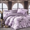 Lenjerie de pat dublu colecția Dream Nazenin Home cu 4 piese și design floral și geometric în nuanțe de lila și negru pe fundal lila.