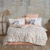 Lenjerie de pat dublu din poplin percale Hobby Home Fiesta Salmon cu design floral și arabesc în culori de alb, bleumarin, portocaliu și somon