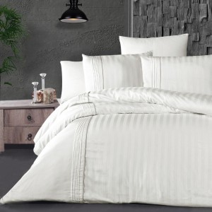 Lenjerie de pat bumbac satin alb cu 6 piese, design elegant cu dungi discrete și detalii plisate, material de calitate superioară.