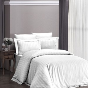 Lenjerie de pat bumbac satin Alb cu 6 piese, design elegant cu dungi discrete, chenar gri și finisaj lucios, material de calitate superioară.