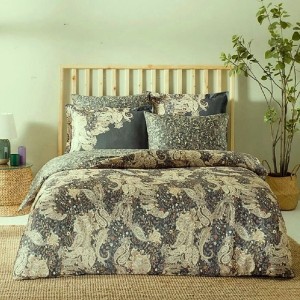 Lenjerie de pat cu motive paisley în nuanțe de crem, bej și gri pe fundal verde închis, model Olea