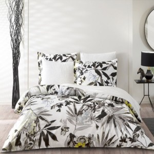 Lenjerie de pat cu frunze și flori stilizate în nuanțe de negru, gri și galben pe fundal alb, model Grenada