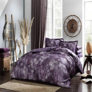 Lenjerie de pat din bumbac cu design floral mov, într-un dormitor modern și elegant, cu perne si pilota asortate