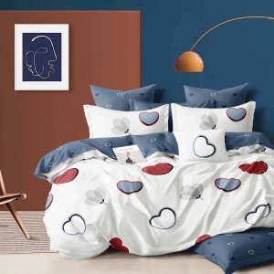 Lenjerie de pat dublu din finet cu inimioare colorate în roșu, albastru și gri pe fundal alb, fețe de pernă albastre, set 6 piese, M352