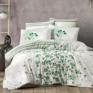 Lenjerie pat bumbac ranforce 6 piese, ecru cu trifoi verde, fețe de pernă pătrate și dreptunghiulare, cearceaf de pat cu dungi verzi și gri.