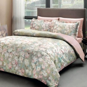 Lenjerie de pat albă din bumbac satinat cu flori pastelate în nuanțe de roz, verde și alb, accente mov și bej, set TAC