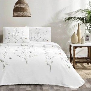 Set de pat TAC Bridget, cuvertură și lenjerie din bumbac 100% cu design floral delicat, într-un dormitor luminos și aerisit