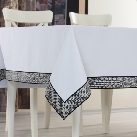 Fata de masa 160x220 cm cu bordura decorativa alb-negru, design geometric clasic.