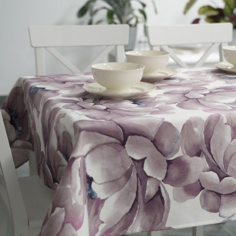 Fata de masa teflonata din bumbac, rotunda, diametru 140 cm, model floral pastelat mov, decor elegant pentru mese rotunde