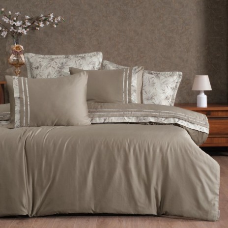 Lenjerie de pat Florence Rock din bumbac egiptean Silk Satin 400 TC, taupe, cu aplicații decorative vegetale.