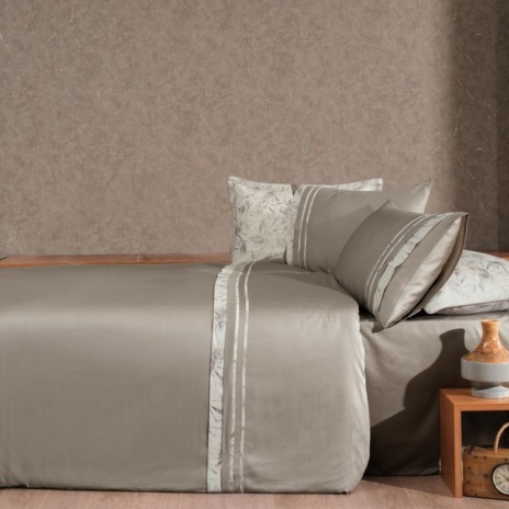 Lenjerie de pat Florence Rock din bumbac egiptean Silk Satin 400 TC, taupe, cu aplicații decorative vegetale.