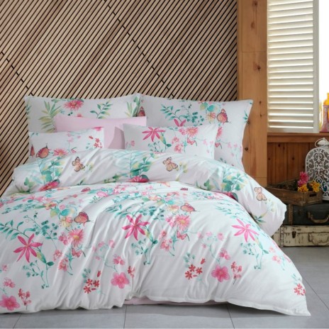 Lenjerie de pat dublu bumbac 100% ranforce Nazenin Home cu flori roz, fluturi colorați și frunze verzi pe fundal alb.