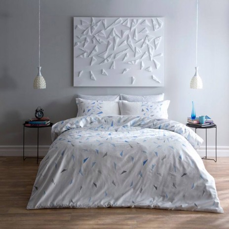 Lenjerie de pat alba Satin de Lux Fosforescentă TAC Crystal, din bumbac 100%, cu design geometric în nuanțe de albastru și gri.