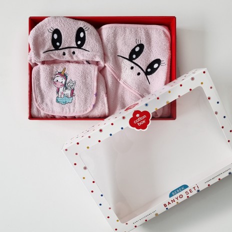 Set de baie pentru bebeluși Cotton Box Unicorn, inclusiv halat roz cu glugă, prosop și bavețică cu motiv de unicorn