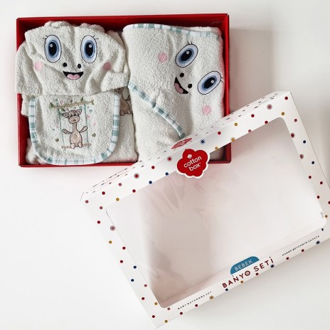 Set de baie pentru bebeluși Cotton Box Zurafa, incluzând halat, prosop și bavețică cu design de girafă